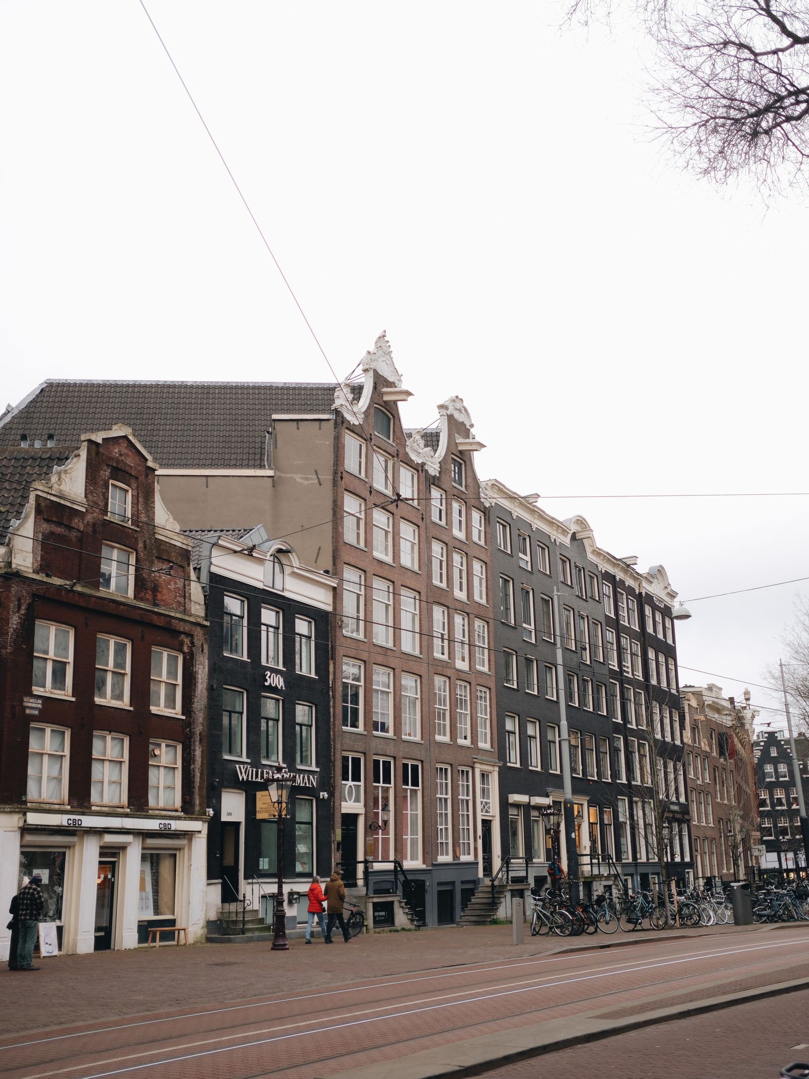 Rijtje traditionele Amsterdamse grachtenpanden