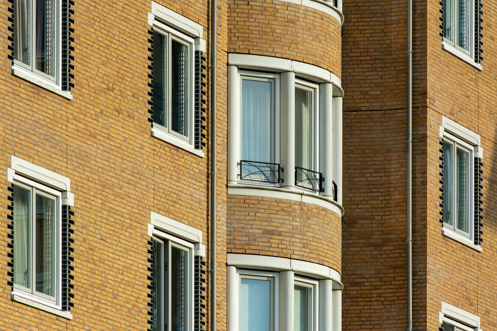 Bakstenen woninggevel in Voorschoten — typisch voor Nederlandse jaren 30-woningen