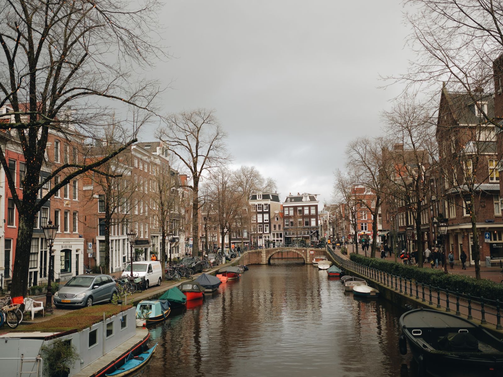 Rijtje historische grachtenpanden in Amsterdam, kenmerkend voor Nederlandse woningbouw